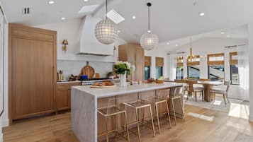 House, 4 Bedrooms | Dining