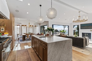 House, 4 Bedrooms | Private kitchen | Fridge, oven, coffee/tea maker, electric kettle