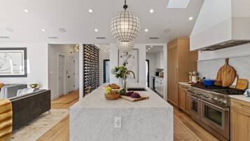 House, 4 Bedrooms | Private kitchen | Fridge, oven, coffee/tea maker, toaster
