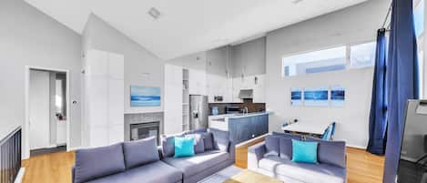 Casa de ciudad, 3 habitaciones | Área de sala de estar | Smart TV