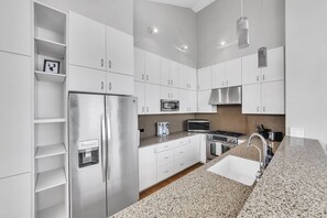 Stadtwohnung, 3 Schlafzimmer | Eigene Küche | Kühlschrank, Ofen, Wasserkocher mit Kaffee-/Teezubehör, Wasserkocher
