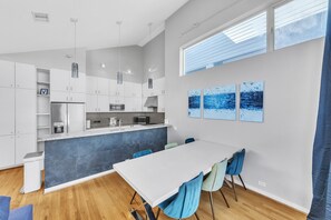 Maison en rangée, 3 chambres | Cuisine privée | Réfrigérateur, un four, cafetière-théière, bouilloire électrique