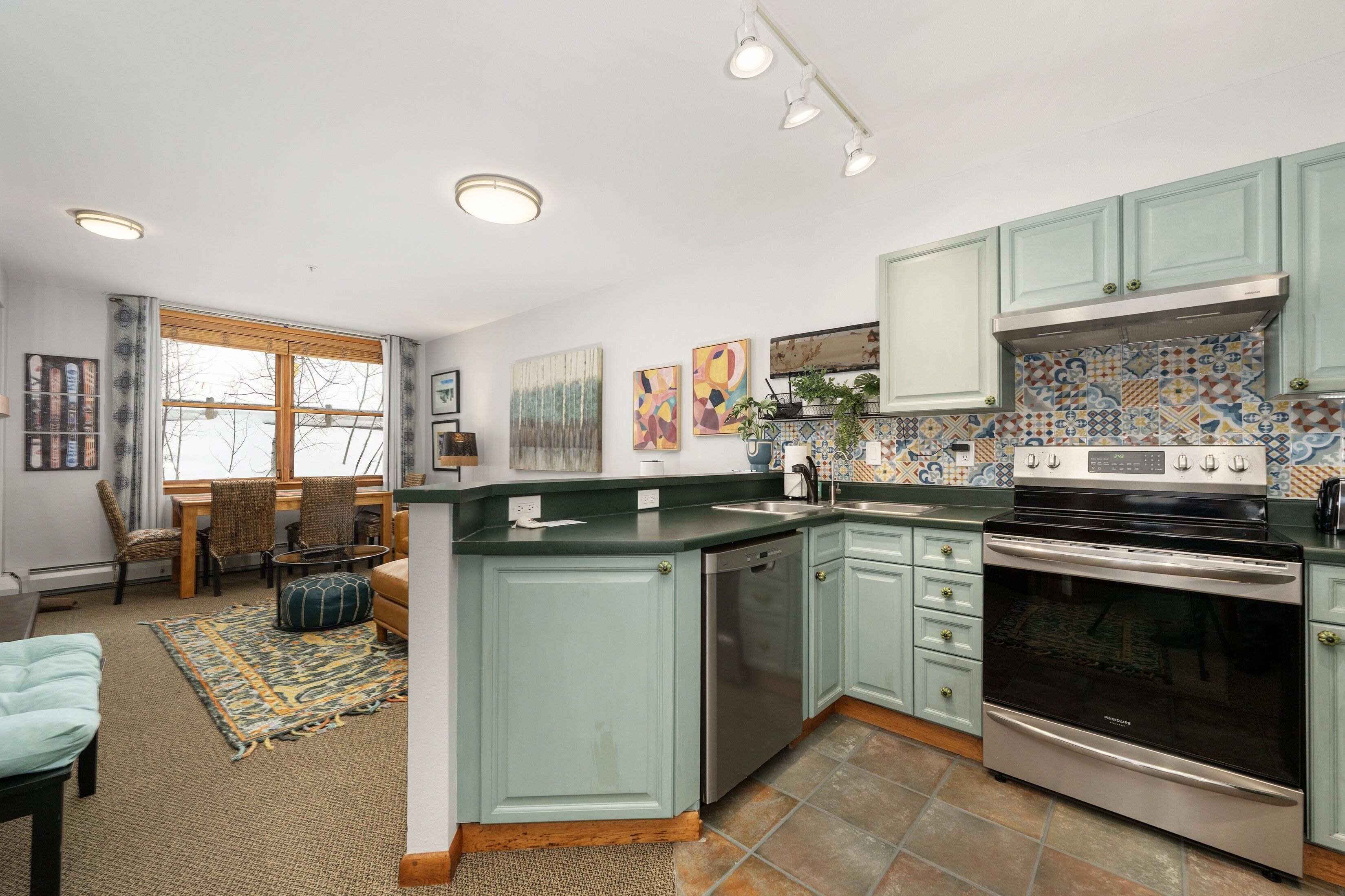 Refrigerador, horno, cafetera/tetera, tostadora