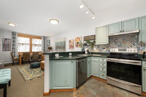 Condo, 1 Bedroom | Private kitchen | Fridge, oven, coffee/tea maker, toaster