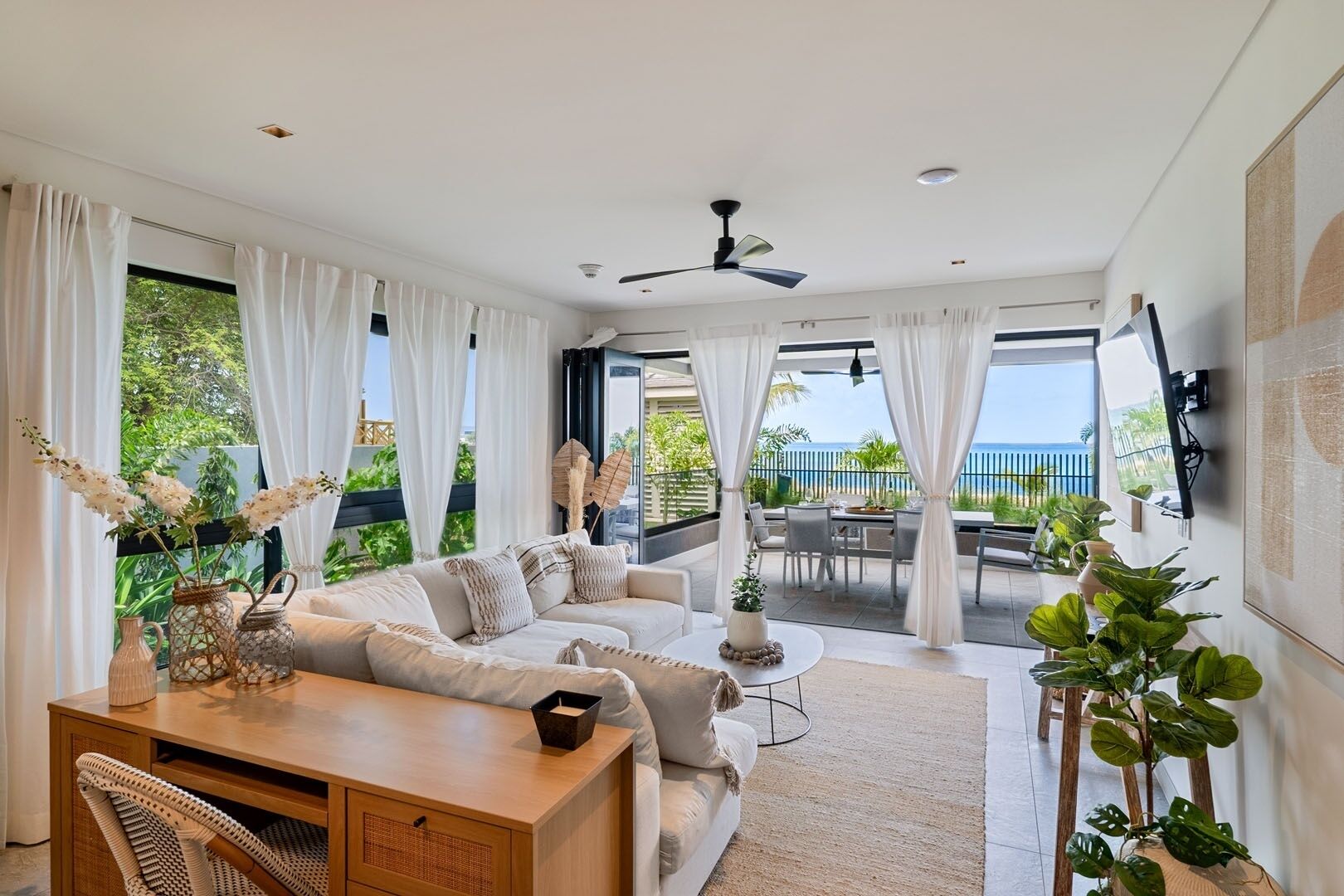 Condo, 3 habitaciones | Área de sala de estar | Smart TV 