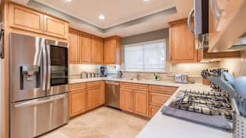 Nhà (4 Bedrooms) | Bếp riêng | Lò vi sóng, lò nướng, dụng cụ pha cà phê/trà, ấm điện