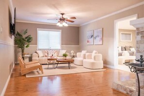 House (4 Bedrooms) | Ruang tamu