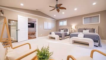 Nhà (4 Bedrooms) | 4 phòng ngủ, bàn, khu vực làm việc phù hợp cho laptop