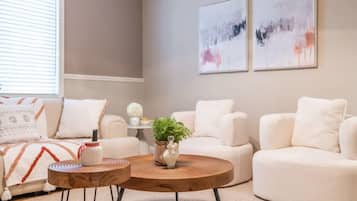 Nhà (4 Bedrooms) | Khu phòng khách | TV màn hình phẳng 43-inch có truyền hình cáp
