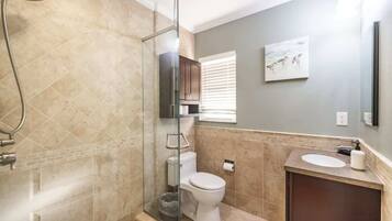 Nhà (4 Bedrooms) | Phòng tắm | Máy sấy tóc, khăn tắm, xà phòng, dầu gội