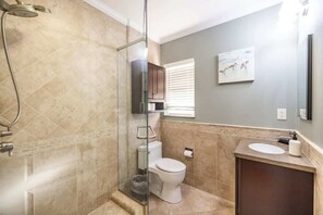 House (4 Bedrooms) | Bathroom | Hair dryer, towels, soap, shampoo - Marbella Lane - Charming 4BR Bungalo for Relaxing Retreat (Fullerton)