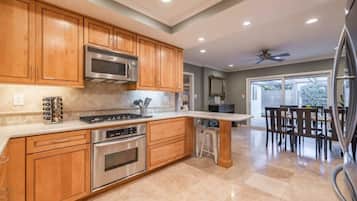 House (4 Bedrooms) | Private kitchen | Microwave, oven, coffee/tea maker, dining tables