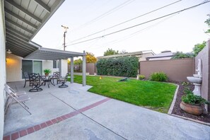 House (4 Bedrooms) | Terrace/patio - Marbella Lane - Charming 4BR Bungalo for Relaxing Retreat (Fullerton)