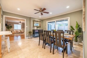 House (4 Bedrooms) | In-room dining - Marbella Lane - Charming 4BR Bungalo for Relaxing Retreat (Fullerton)