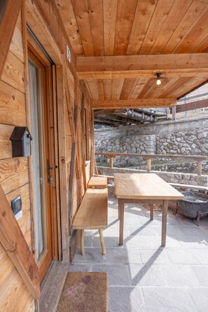 Outdoor dining - Casa Col, near the ski slopes with view of the Dolomites (Cortina d´Ampezzo)