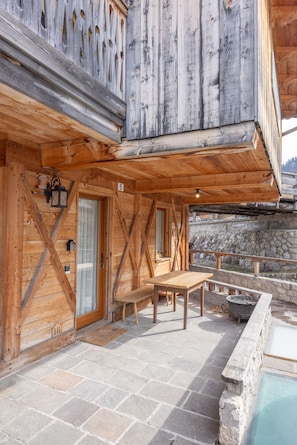 Outdoor dining - Casa Col, near the ski slopes with view of the Dolomites (Cortina d´Ampezzo)
