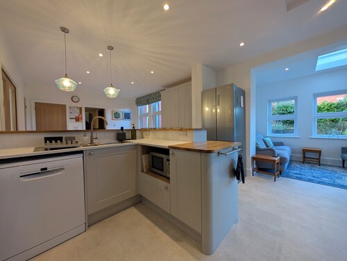 Luxury, Spacious Family House w/ large garden. Pet Friendly. Walk to beach.