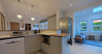 Luxury, Spacious Family House w/ large garden. Pet Friendly. Walk to beach.