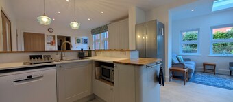 Luxury, Spacious Family House w/ large garden. Pet Friendly. Walk to beach.