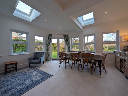 Luxury, Spacious Family House w/ large garden. Pet Friendly. Walk to beach.