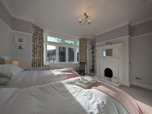 5 bedrooms, iron/ironing board, WiFi, bed sheets