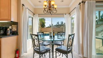 House (4 Bedrooms) | In-room dining