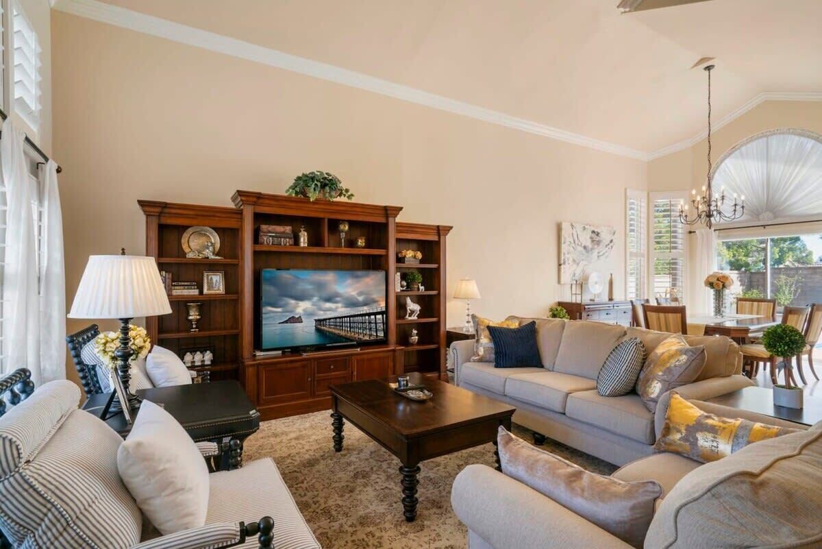 House (4 Bedrooms) | Living area