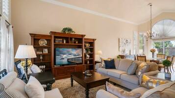 House (4 Bedrooms) | Living area