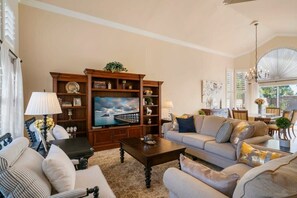 Nhà (4 Bedrooms) | Khu phòng khách | TV màn hình phẳng 43-inch có truyền hình cáp 