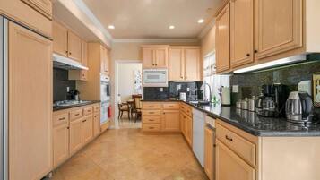 House (4 Bedrooms) | Private kitchen