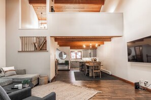 Smart TV, fireplace