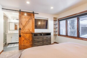 3 bedrooms, iron/ironing board, free WiFi, bed sheets