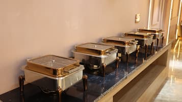 Café da manhã com buffet todos os dias (INR 300 por pessoa)