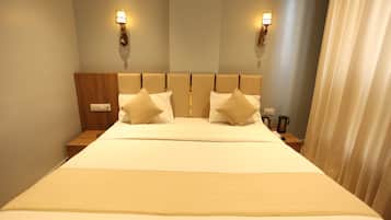 Quarto casal luxo | Escrivaninha, espaço de trabalho para notebook, Wi-Fi de cortesia