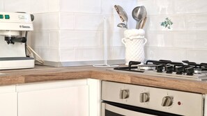 Frigorifero, microonde, forno, piano cottura