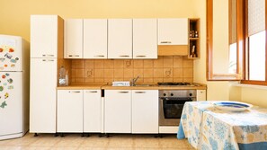 Fridge, oven, stovetop, coffee/tea maker