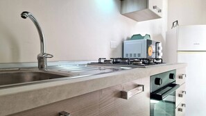 Frigorifero, microonde, forno, piano cottura