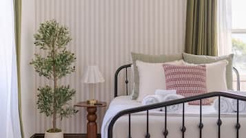 1 bedroom, desk, iron/ironing board, WiFi (free)