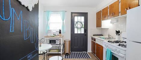 Een koelkast, een microgolfoven, een oven, een kookplaat