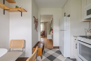 Réfrigérateur, four à micro-ondes, un four, surface de cuisson