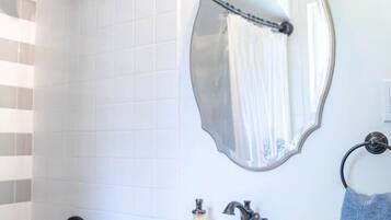 Sèche-cheveux, serviettes fournies