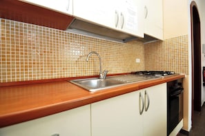 Fridge, oven, stovetop, electric kettle