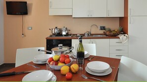 Fridge, oven, stovetop, electric kettle