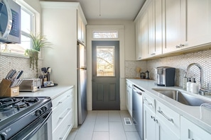 Coffee/tea maker, fridge, microwave, oven