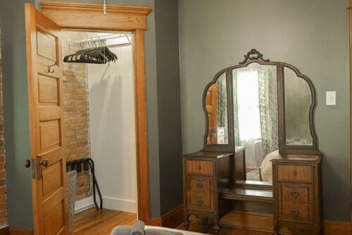 Walkable to Cafes | Fenced in Patio | King Bed
