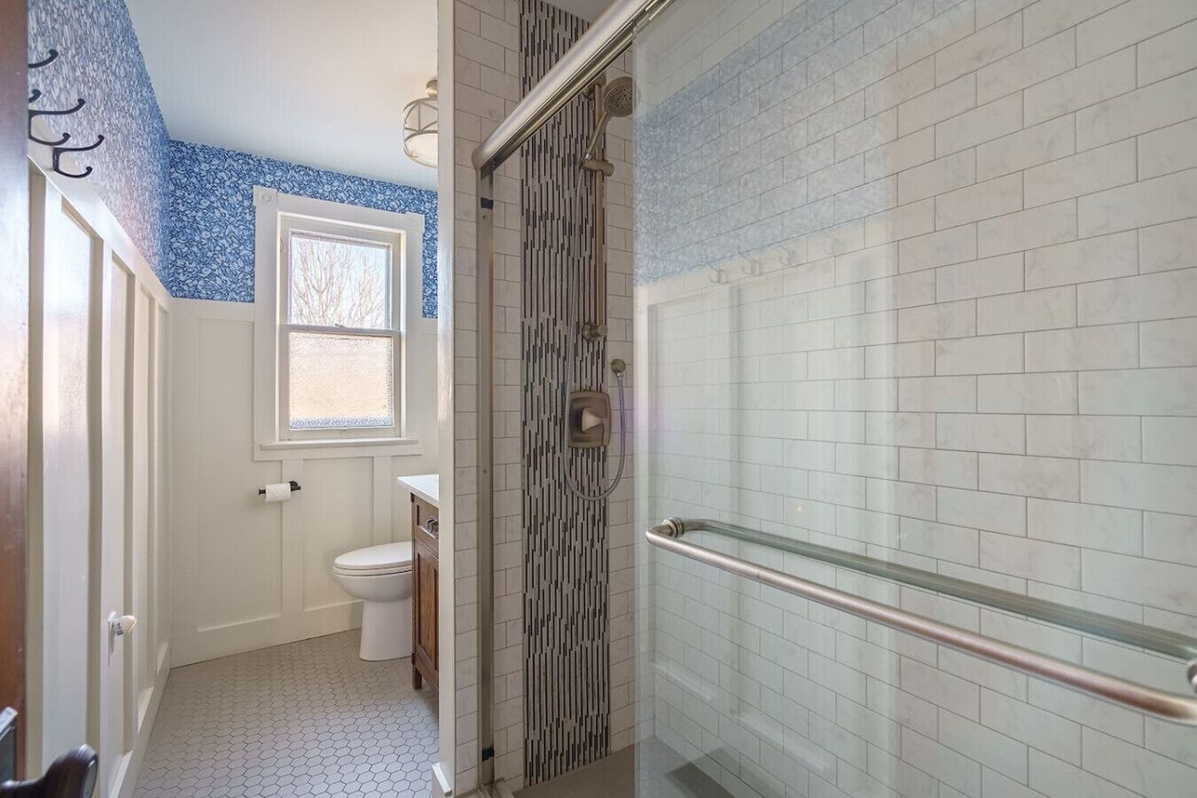This full bathroom is clean and well stocked!