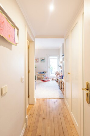 Interior - Sophisticated Coastal Elegance: Luxurious 4-Bedroom Condo Apartment (Cascais)