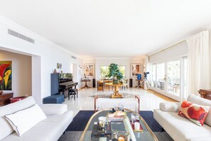 Fireplace - Sophisticated Coastal Elegance: Luxurious 4-Bedroom Condo Apartment (Cascais)