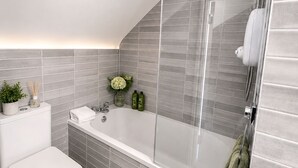A modern bathroom with a shower, toilet, and sink. - Super City Centre Location - Sleeps 5 (Galway)