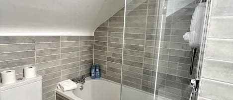 Chuveiro, secador de cabelo, toalhas de banho, sabonete